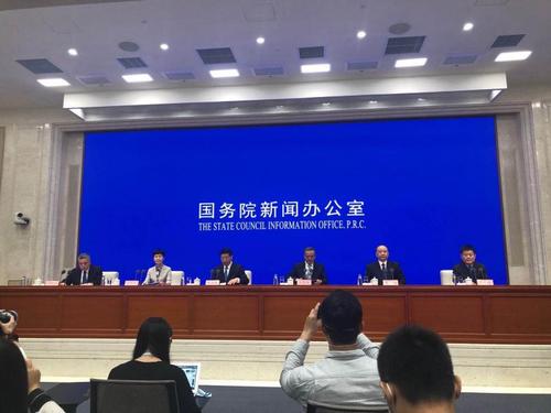 外媒提問(wèn)中方為何未及時(shí)公開(kāi)新冠病毒“人傳人”